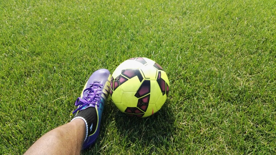 もちろん！以下は、サッカーと歌手に関する日本語の記事の例です：