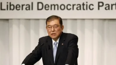 石破茂首相の辞任は、日本の政治経済の将来に再び不確実性の影を落としました。これは単なる一人の辞任ではなく、システム全体の混乱の兆候です。これらは、ここ数年日本が経験してきた不安定さ、経済の減速、インフレの上昇、そして政党間の嫉妬の直接的な結果です。石破氏は日本において経験豊富な指導者として知られています。彼は党内の改革と透明性の向上を約束していましたが、期待されたほどの成果を上げることができませんでした。さらに、日本国民も彼の政権に失望しました。